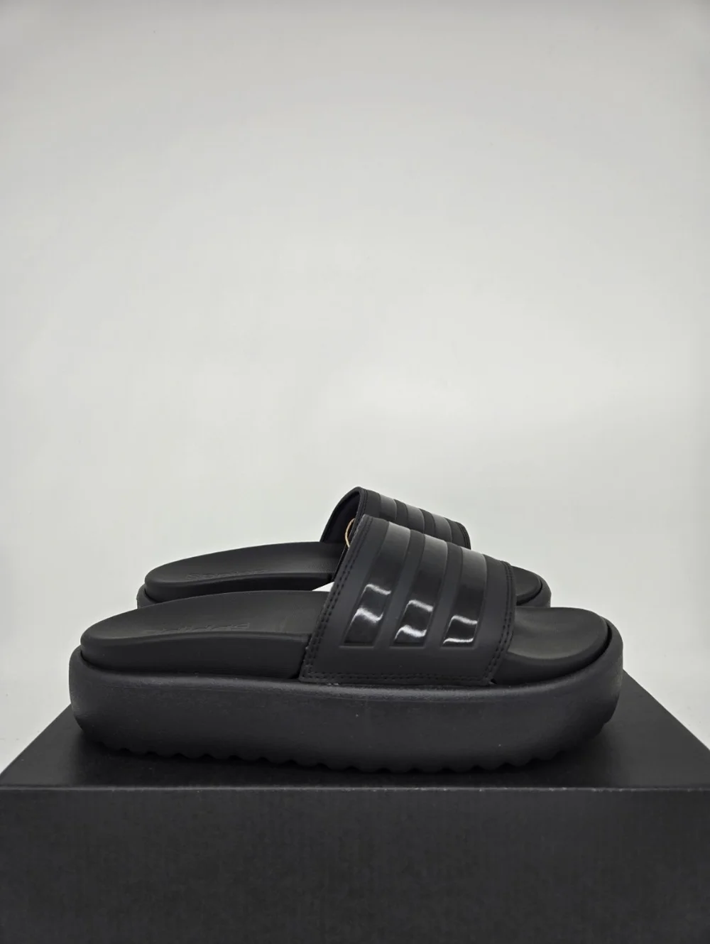 adidas Women's Adilette Platform Slide 'Triple Black' HQ6179 Shoes Size 7 New - Picture 3 of 8